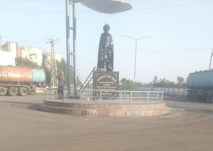 Deendayal_Port's tweet photo. Swachhta activities were carried out at 66/11 KV sub-station by Mechanical Engg. Department. Statue at Maharao of Kutch Circle was also cleaned, as a part of Swachh Bharat Abhiyan.
@shipmin_india @Indportsassn https://t.co/zolHqvpkCq