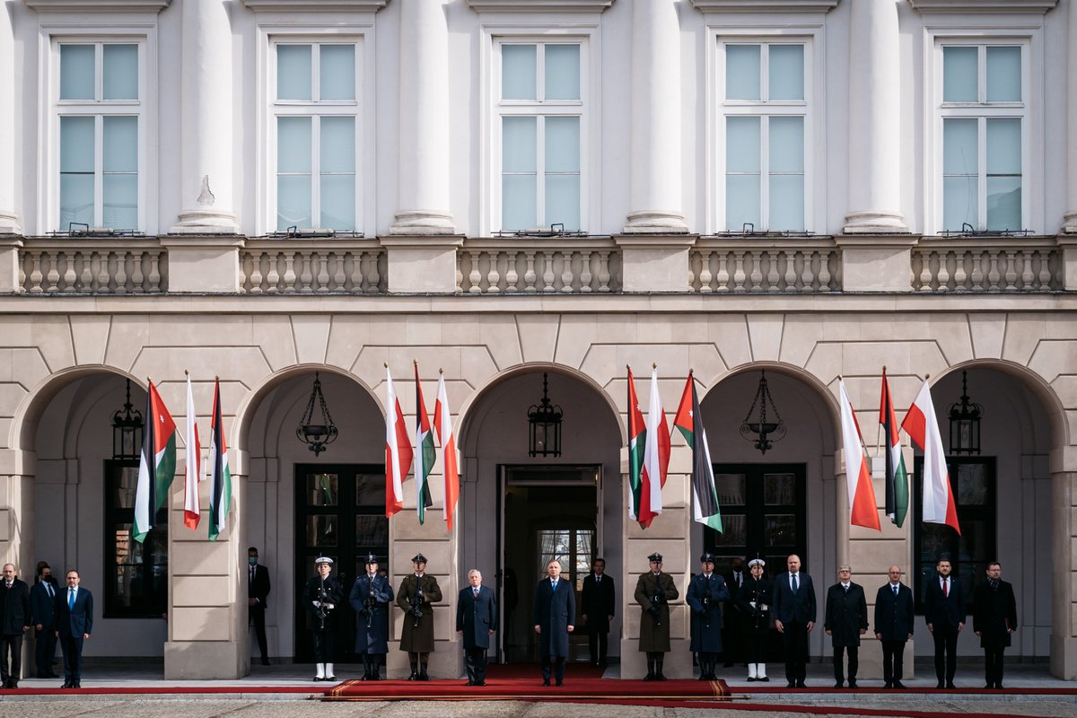 مراسم استقبال رسمية لجلالة الملك عبدالله الثاني لدى وصوله القصر الرئاسي في وارسو #الأردن #بولندا
 
An official welcoming ceremony is held for His Majesty King Abdullah II at the Presidential Palace in Warsaw
#Jordan 🇯🇴 #Poland 🇵🇱