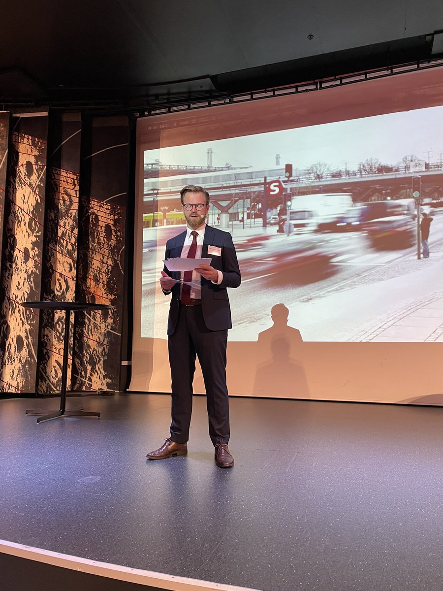 mogens_l's tweet photo. Så er det tid til en spændende konference initieret af @BennyEngelbrech om fremtidens selvkørende biler. Jeg er glad for at kunne bidrage med betragtninger om de trafiksikkerhedsmæssige aspekter, der knytter sig til denne teknologi @SikkerTrafik @MisvSvane @fdmdk @FPbranche https://t.co/q9Jt2qRNHk