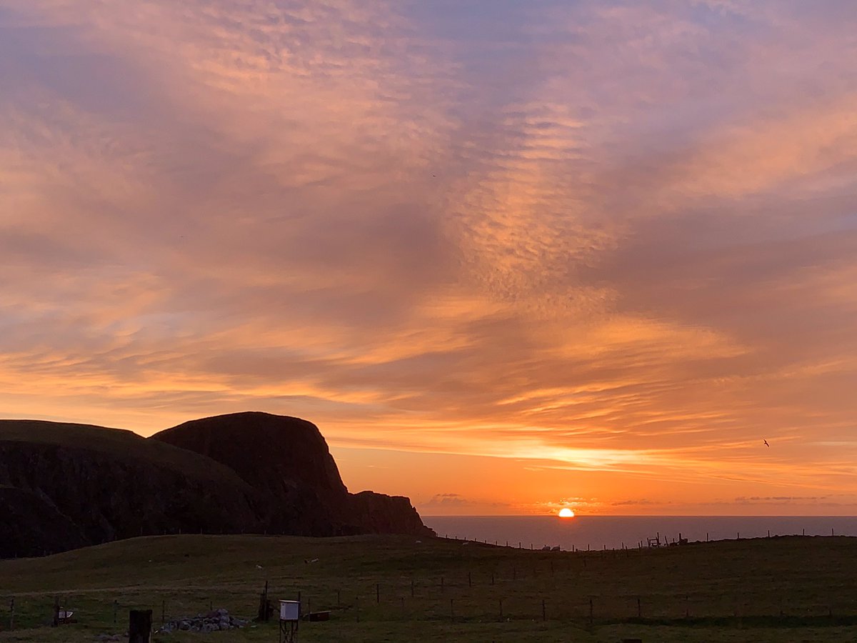 Dawadderman's tweet photo. Thickening and lowering altostratus and alto cumulus cloud at sunrise with a freshening S’ly breeze, heralding the approach of a warm front off the Atlantic. Fair Isle, Shetland. https://t.co/86IBS0zYvt