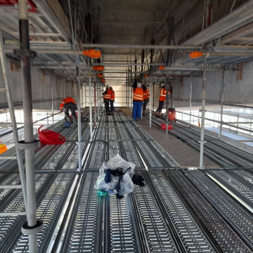 Prefet14's tweet photo. 🌉Les travaux du viaduc de Calix ont débuté le 20 septembre et se termineront le 15 novembre.
A 38 mètres au dessus de l'Orne, à l'intérieur du pont, les agents et ouvriers s'activent dans le caisson "Voussoir" pour relier les câbles de précontrainte additionnelle à la structure. https://t.co/wRi1piMgwg