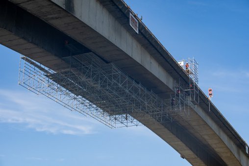Prefet14's tweet photo. 🌉Les travaux du viaduc de Calix ont débuté le 20 septembre et se termineront le 15 novembre.
A 38 mètres au dessus de l'Orne, à l'intérieur du pont, les agents et ouvriers s'activent dans le caisson "Voussoir" pour relier les câbles de précontrainte additionnelle à la structure. https://t.co/wRi1piMgwg