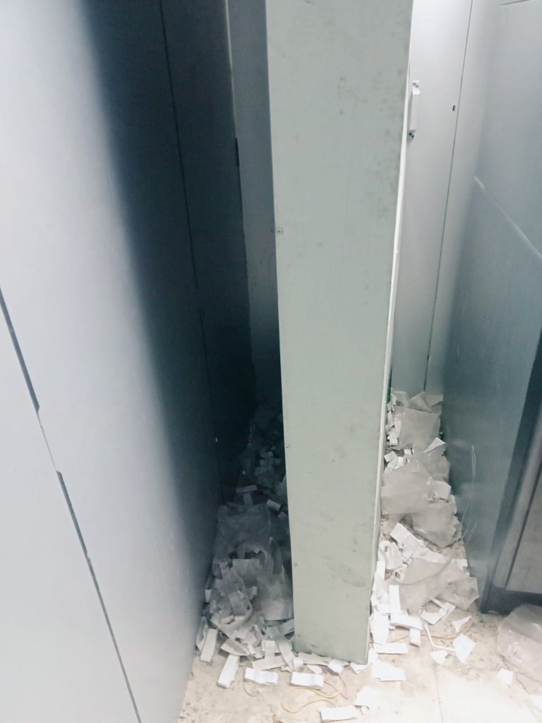 ilovechhapra's tweet photo. This is the condition of SBI ATM at Gudari Chhapra (PIN-841301).
The ATM is in pathetic state with lots of garbage lying inside and has not been cleaned since it has been opened for public use. @TheOfficialSBI @SBICard_Connect @RBI https://t.co/L5tSRg8CRz