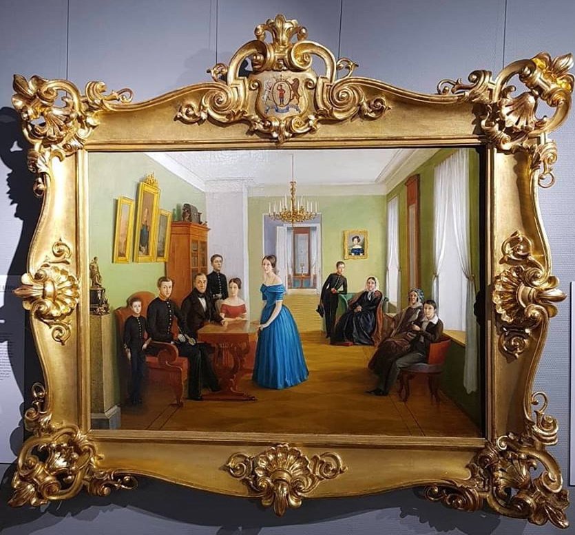 Портрет семьи Наумовых. XIX век.
Отдельного внимания заслуживает авторская рама, выполненная в стилистике второго барокко.  В резном картуше изображен живописный родовой герб Наумовых и девиз — вера и честь.

#зарайскийкремль #культмо #музеиподмосковья #культураподмосковья