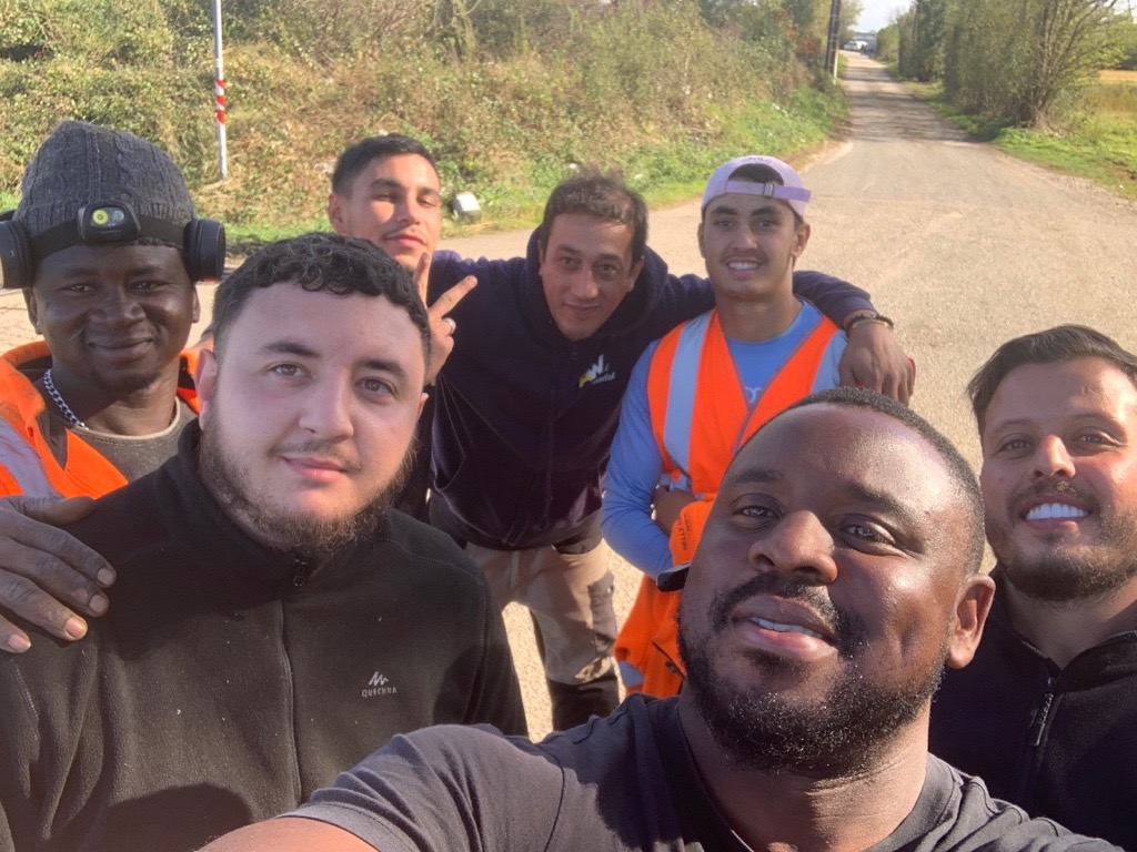 [TEAM LYON] Merci à nos collabs lyonnais pour ces photos ! Nos tech sont tous les jours sur le terrain pour vous offrir LA fibre Appliwave ! 🤩
PS : On attend l'invitation pour le bouchon lyonnais 😜
#FTTO #Telecoms #Telco #Fibre #Lyon