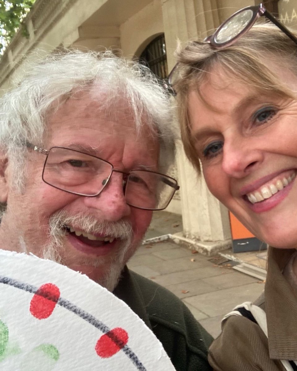 ElaineRartist's tweet photo. I suspect this fingerprint confirms that I am related to the Yeti’ @BillOddie OBE
adding he’s #fingerprint to #SPOTtimespotTIME #conservationmeanslife #alllife #sittingequally https://t.co/kfhBIUCeLy #artaunifyinglanguage #birds #nature #wildlife https://t.co/99VbVwVo5e