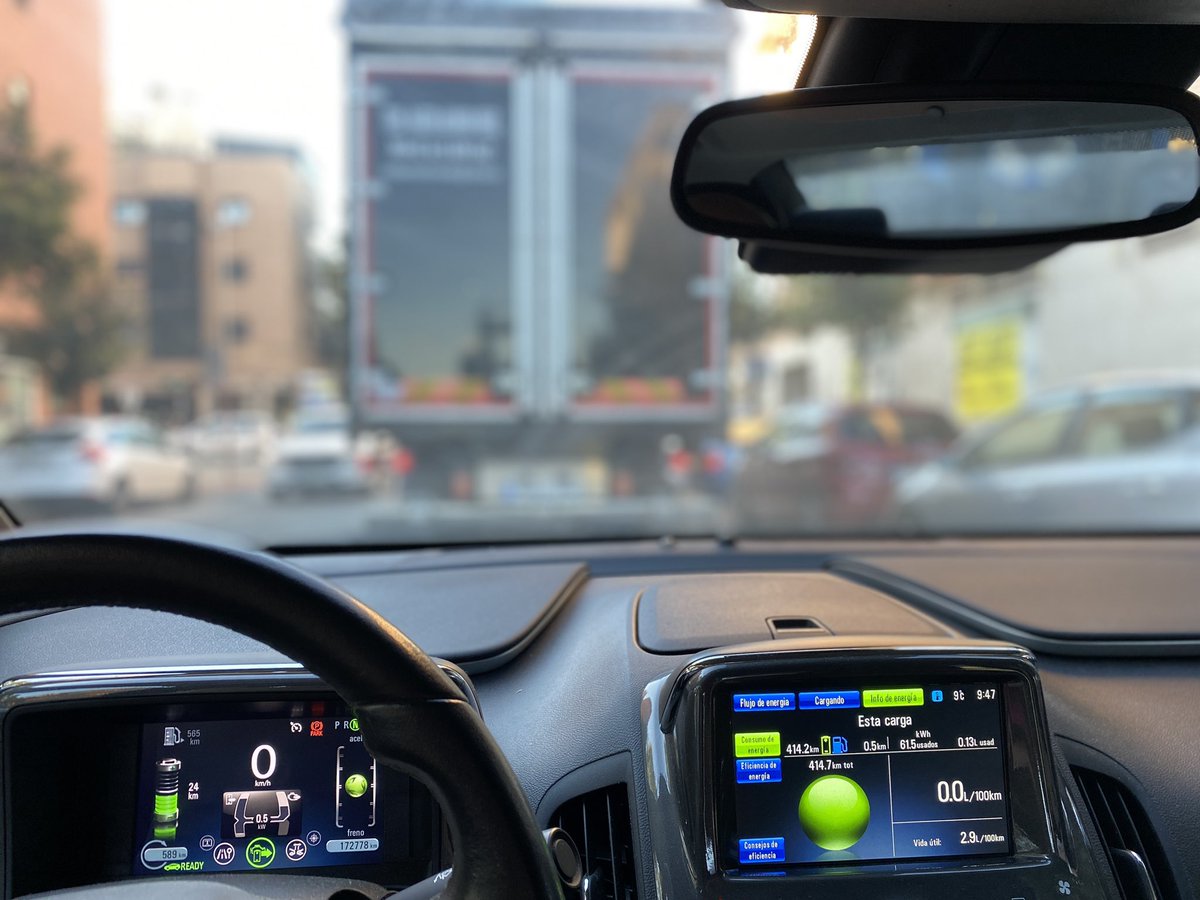 Carlos_DG_kWh's tweet image. Hay una calle (de las principales) de @AytoPinto que está de obras, y las retenciones cada vez que que tienen que cortarla al tráfico durante 15/20’ son espectaculares!! Menos mal que yo no contamino, pero ya veis lo bien rodeado que estoy (ambos sin #StartStop y al ralentí 🤬😷)