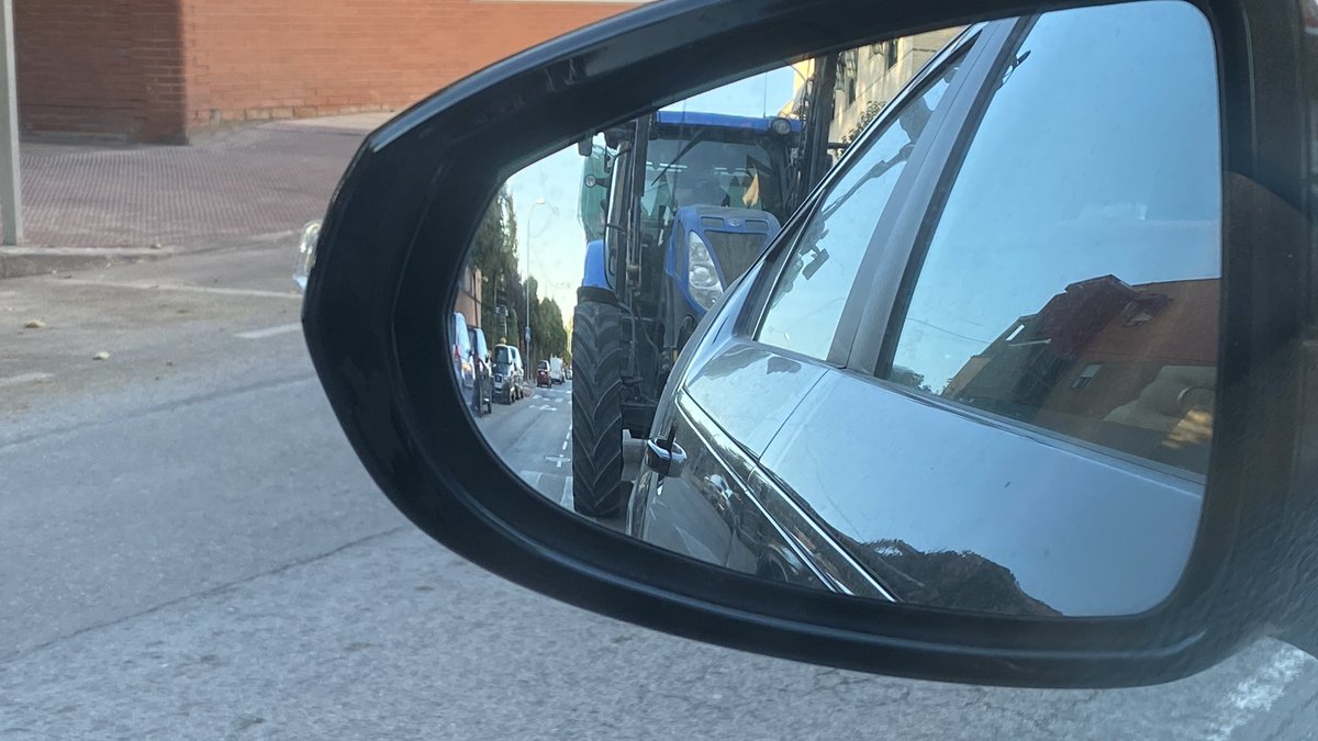 Carlos_DG_kWh's tweet image. Hay una calle (de las principales) de @AytoPinto que está de obras, y las retenciones cada vez que que tienen que cortarla al tráfico durante 15/20’ son espectaculares!! Menos mal que yo no contamino, pero ya veis lo bien rodeado que estoy (ambos sin #StartStop y al ralentí 🤬😷)