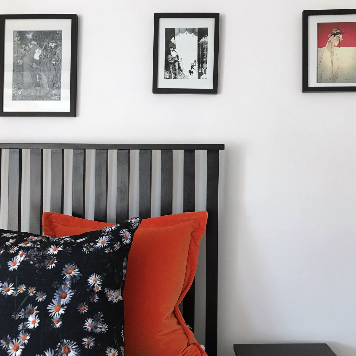 RumeInteriors's tweet photo. Cuddly, soft, vibrant and almost too large the legendary Orange Oxford is the perfect accomplice to the Night Garden cushion. Partners in devine!

https://t.co/kB5GfnRpuh

#cushions #scattercushions #orangevelvetcushion #orangevelvet #flowercushion #floraldecor #daisy #daisies https://t.co/FjmVATZ0Qf