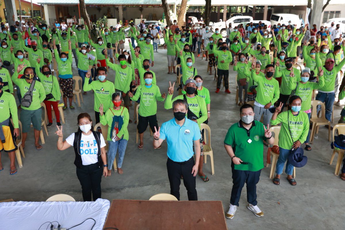 TrabahoTeam's tweet photo. #TESDAMAN hypes the crowd of TUPAD beneficiaries in San Carlos City, Pangasinan &amp; encouraged them to continue their faith and perseverance. Congratulates them for their hard work for the last 10days 🙏🏽#KitaKaysaAyuda #TrabahoAngTrabahoNiya 🇵🇭 https://t.co/fmpyxENpEM