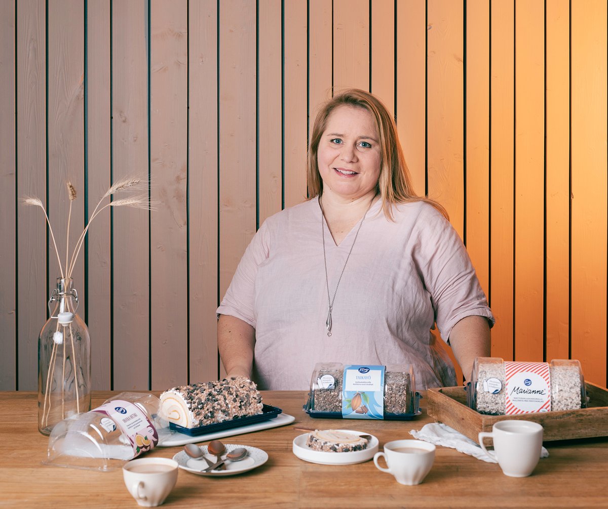 Kierrätyspulloista kakkurasioita: Fazer lopettaa uuden muovin käytön kakkurullapakkauksissaan ja ottaa Suomessa ensimmäisenä käyttöön 100 % kierrätysmuovista valmistetun ruokapakkauksen: bddy.me/3bc5qmC #northernmagicmadereal #ruokaajollaonmerkitys #vastuullinenpakkaus