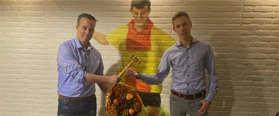 .@Ruben_Keizer is de jongste voorzitter ooit <a href="/Vitesse63/">Vitesse'63</a>. Ook staat hij achter de bar, voetbalt hij in het 2e, heeft hij een drukke baan bij @TauwNL en is hij actief als vrijwilliger voor het dorpshuis en de kerk. Ofwel, een talentvol manusje-van-alles > bit.ly/3ntDBff