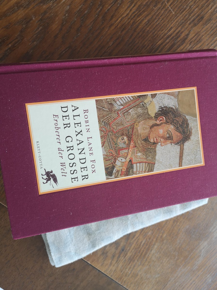 St_Hoppe's tweet photo. Was lese ich gerade vor dem Schlafengehen und nach dem Aufwachen? Robin Lane Fox's Alexander der Große. Sehr anregendes Buch. Nicht #clashofcultures, sondern Interaktion und Integration. Besonders bei den #Persern. https://t.co/HKfU7KIJFf