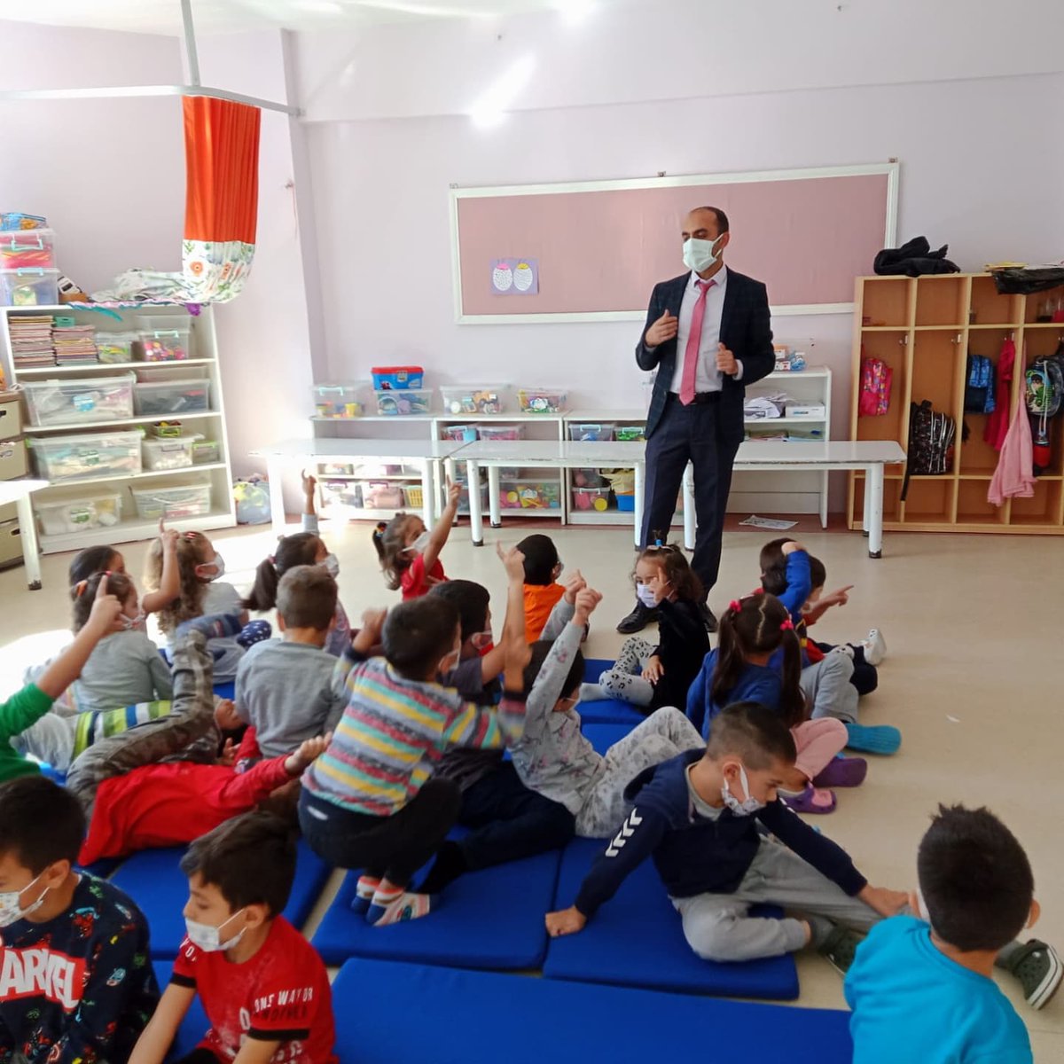 Saricam_Mem's tweet photo. İlçe Milli Eğitim Müdürümüz Sn Uygar İNAL ilçemiz okullarından Sevgi Anaokulu'nu ziyaret etti. Ziyaret sırasında öğretmenlerimiz ve okul idaresi ile bir araya gelerek, öğrencilerimizle sohbet etti.
@tcmeb @TCAdanaValiligi @suleyman_elban @AdanaMem @kocakysr @uygarinal https://t.co/lX2LdhZ2gO