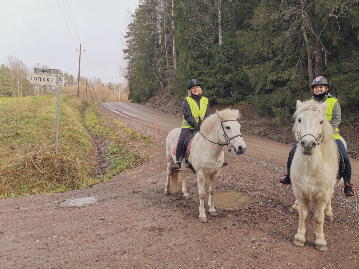 AadaHelina's tweet photo. Tiesitkö että kaukovaloilla ajava autoilija näkee pimeällä tiellä ilman heijastinta kulkevan henkilön noin 100 metrin etäisyydeltä. Heijastinta käyttävän hän huomaa jopa 300 metrin päästä. 🚨 ps. Jos kohtaat ratsukon tiellä, hiljennäthän vauhtia 🤍 https://t.co/qUQdNkJRDA