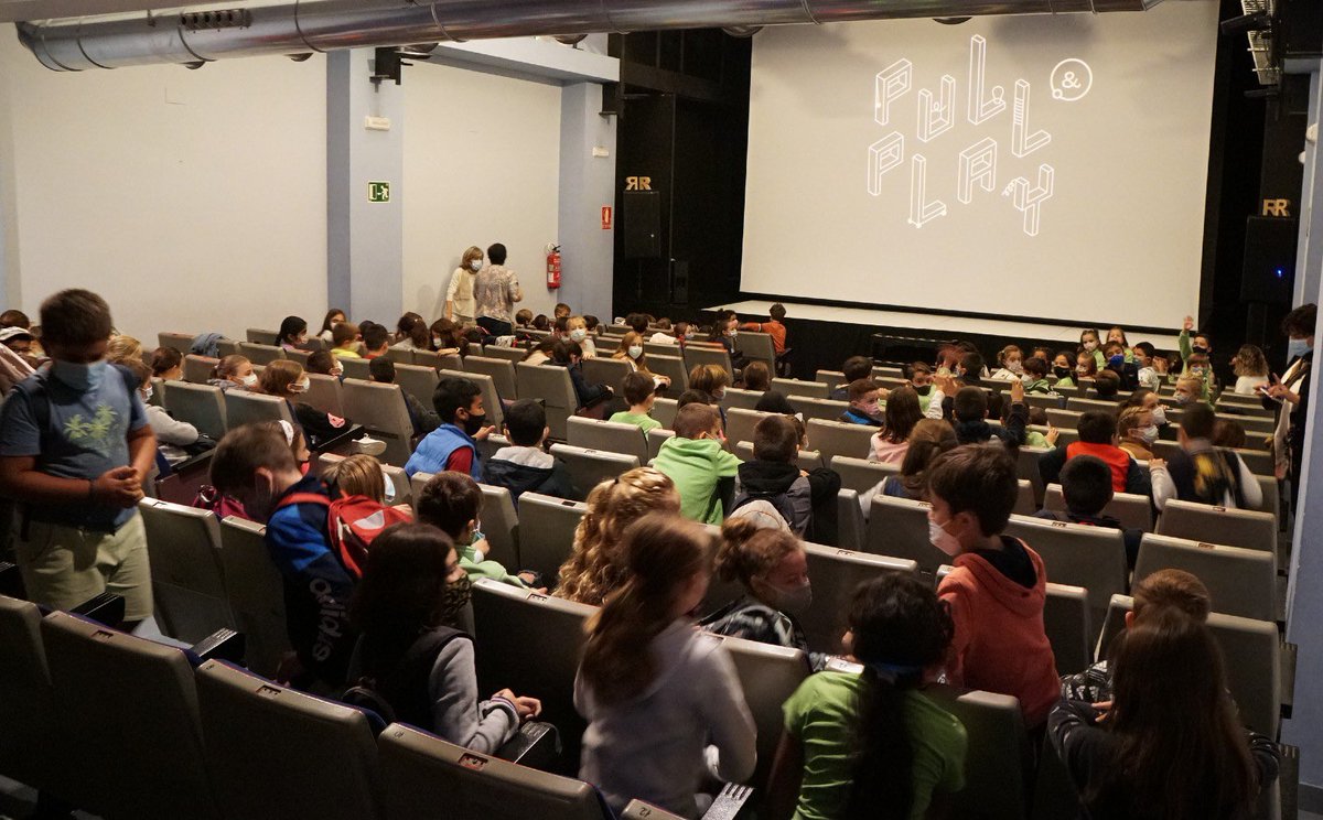 TeatreRavalG's tweet photo. 🤩 Continuem amb la campanya escolar! 

Els alumnes han pogut disfrutar de l'espectacle #PullandPlay de la Companyia Sonora, i de l'Exposició “Acuática” de Bosch&amp;Simons que continua fins al 28 d’octubre…

#gandia #escoles #culturasegura https://t.co/hnlzu2fD5q