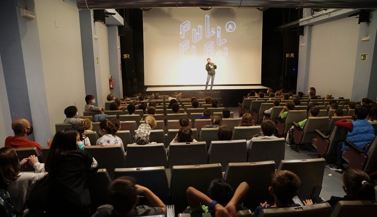 TeatreRavalG's tweet photo. 🤩 Continuem amb la campanya escolar! 

Els alumnes han pogut disfrutar de l'espectacle #PullandPlay de la Companyia Sonora, i de l'Exposició “Acuática” de Bosch&amp;Simons que continua fins al 28 d’octubre…

#gandia #escoles #culturasegura https://t.co/hnlzu2fD5q