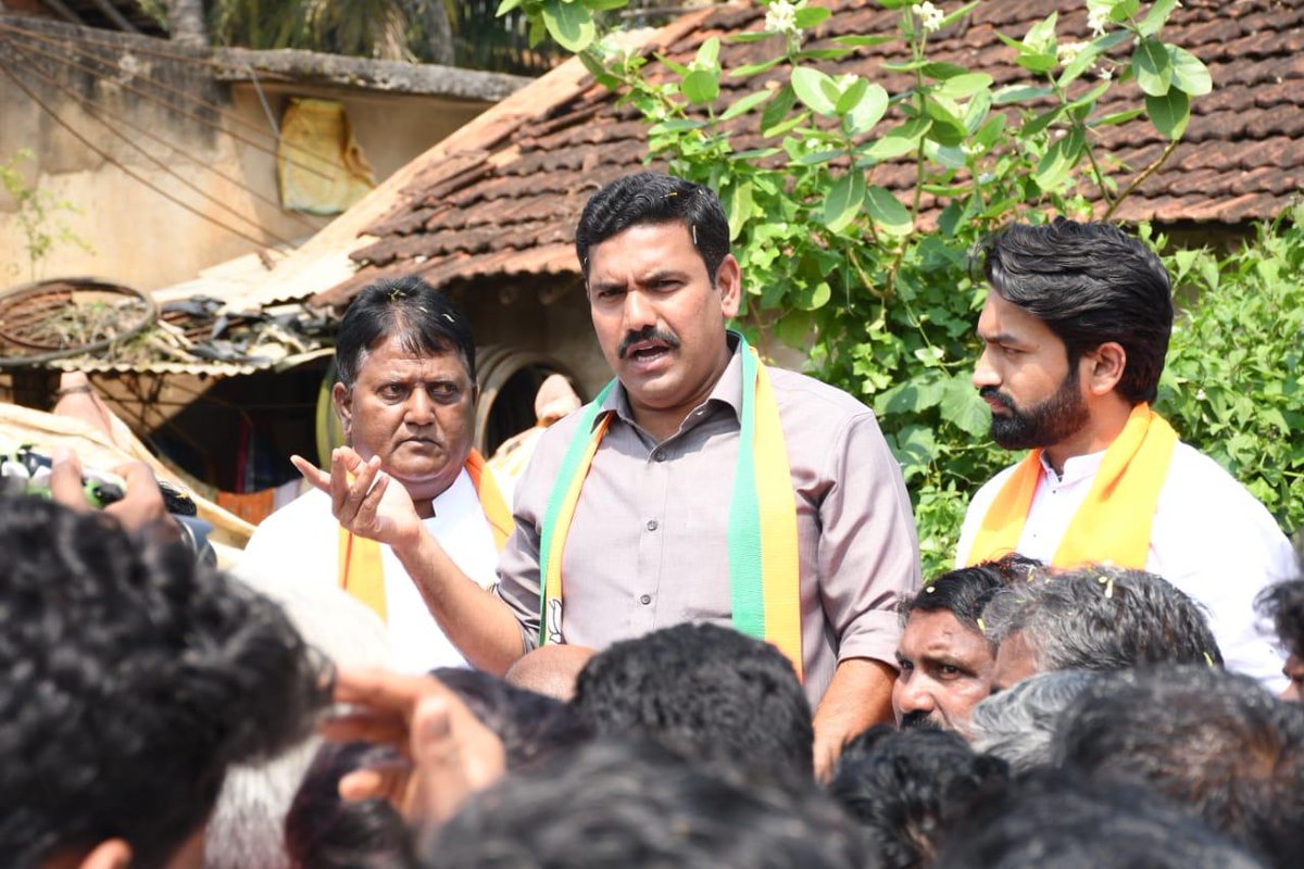 BYVijayendra's tweet photo. ಹಾನಗಲ್ ಕ್ಷೇತ್ರದ ಸಮಗ್ರ ಅಭಿವೃದ್ಧಿಗಾಗಿ ಬಿಜೆಪಿ ಬೆಂಬಲಿಸಿ ಎನ್ನುವ ಘೋಷಣೆಯೊಂದಿಗೆ ಇಂದು ಕ್ಷೇತ್ರದ ಗೊಂದಿ, ಶಿರಗೋಡ ಗ್ರಾಮಗಳಲ್ಲಿ ನಮ್ಮ ಅಭ್ಯರ್ಥಿ ಶ್ರೀ ಶಿವರಾಜ್ ಸಜ್ಜನರರ ಪರವಾಗಿ ಮತಯಾಚಿಸಲಾಯಿತು. ಎಲ್ಲೆಡೆ ಪಕ್ಷಕ್ಕೆ ಮತದಾರರಿಂದ ಅಭೂತಪೂರ್ವ ಬೆಂಬಲ ವ್ಯಕ್ತವಾಗುತ್ತಿದ್ದು, ಈ ಬಾರಿಯೂ ಇಲ್ಲಿ ಕಮಲ ಅರಳುವುದು ನಿಶ್ಚಿತ.#BJP4Hanagal https://t.co/xDwvK8ktLI