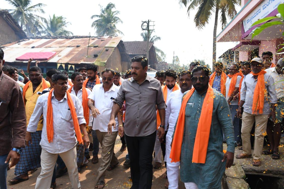 BYVijayendra's tweet photo. ಹಾನಗಲ್ ಕ್ಷೇತ್ರದ ಸಮಗ್ರ ಅಭಿವೃದ್ಧಿಗಾಗಿ ಬಿಜೆಪಿ ಬೆಂಬಲಿಸಿ ಎನ್ನುವ ಘೋಷಣೆಯೊಂದಿಗೆ ಇಂದು ಕ್ಷೇತ್ರದ ಗೊಂದಿ, ಶಿರಗೋಡ ಗ್ರಾಮಗಳಲ್ಲಿ ನಮ್ಮ ಅಭ್ಯರ್ಥಿ ಶ್ರೀ ಶಿವರಾಜ್ ಸಜ್ಜನರರ ಪರವಾಗಿ ಮತಯಾಚಿಸಲಾಯಿತು. ಎಲ್ಲೆಡೆ ಪಕ್ಷಕ್ಕೆ ಮತದಾರರಿಂದ ಅಭೂತಪೂರ್ವ ಬೆಂಬಲ ವ್ಯಕ್ತವಾಗುತ್ತಿದ್ದು, ಈ ಬಾರಿಯೂ ಇಲ್ಲಿ ಕಮಲ ಅರಳುವುದು ನಿಶ್ಚಿತ.#BJP4Hanagal https://t.co/xDwvK8ktLI