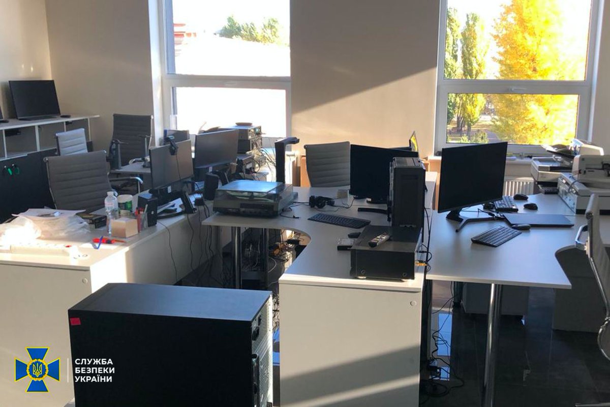 ServiceSsu's tweet image. СБУ: посадовці КМДА розікрали 12 млн грн, виділені на запуск цифрових сервісів

Ці кошти мали бути спрямовані на оцифрування технічної документації об’єктів нерухомого майна.

Але «осіли» в кишенях корумпованих чиновників.

➡️ bit.ly/3vKshPC