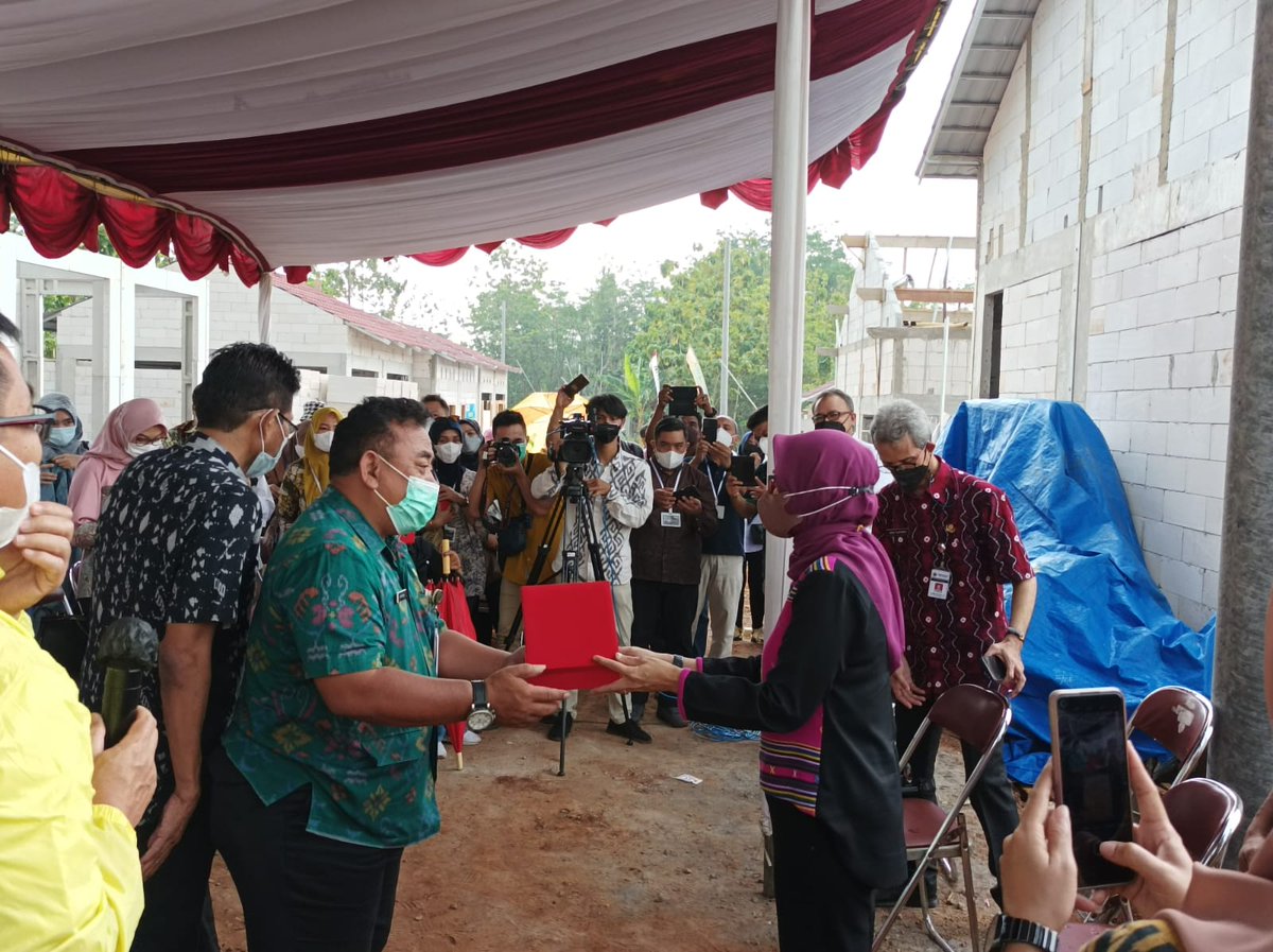 DisperkimJepara's tweet photo. Disperkim Jepara menerima kunjungan studi tiru  "HORIZONTAL LEARNING PROVINSI JAWA TENGAH " di lokasi Perumahan berbasis komunitas di desa kedungcino ,Jepara. Kegiatan ini dihadiri DISPERAKIM 12 Provinsi se Indonesia terkait perumahan berbasis komunitas yang telah berjalan https://t.co/XnRj89A2mY