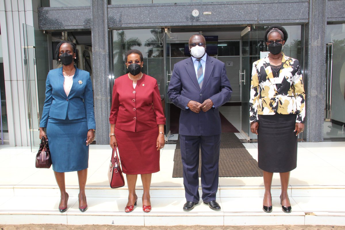 IGGUganda's tweet photo. The @IGGUganda Top Leadership paid a courtesy call on the Hon. Chief Justice Alphonse Owiny-Dollo at his Kololo Office. They discussed the need to work together to identify corruption in the @JudiciaryUG and how to eliminate it. #CollaboratingAgainstCorruption 
@IGGBetiKamya https://t.co/ggnMCvNmms