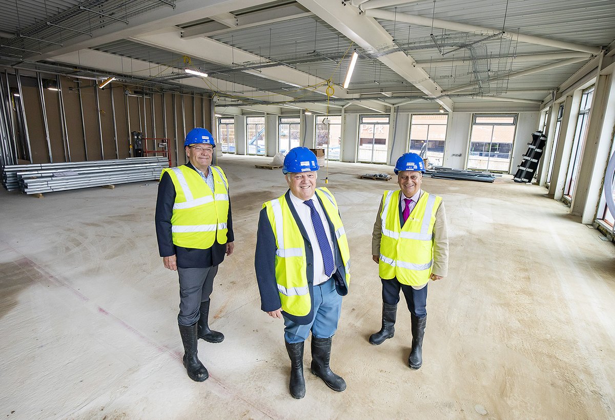 The new Carnival Leisure Centre &amp; Library in Wokingham reached its highest point! Representatives of client <a href="/WokinghamBC/">Wokingham Borough Council</a> and project manager Faithful and Gould joined Pellikaan in the pool basin. Good thing that it will be a while until there is water in there 😉