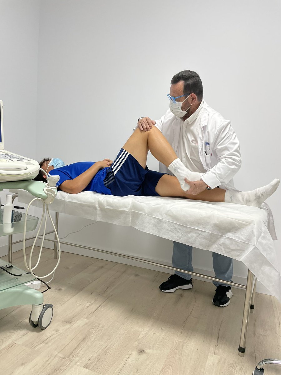 AlvaroPerea_9's tweet photo. Para los que os habéis preocupado por mi de una u otra forma decir que la suerte ha caído de mi lado. Tras unas 24h muy preocupantes mi rodilla ha aguantado muy bien. Nada de meniscos ni de ligamentos laterales ni ligamentos internos ni externos. Nada, solo el susto 💪🏼
A seguir. https://t.co/tpYfHlQ2xw