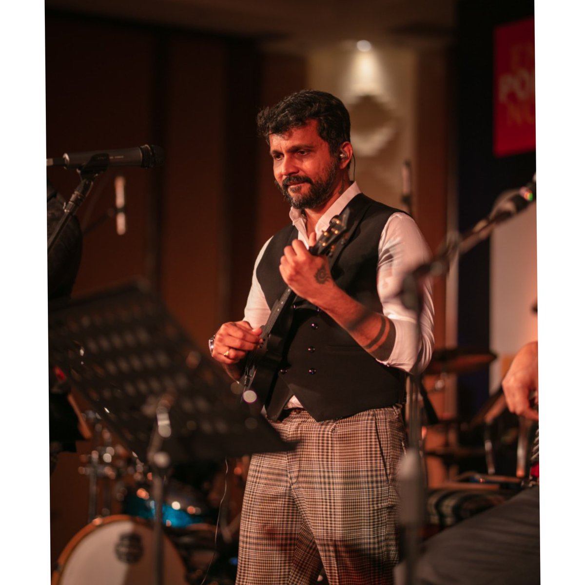 makkaband's tweet photo. Caught Candid! 🤩

An amazing gig last week for a @rotary_chennai ✨

@ranjithkg @RahulNOfficial @aalaapraju 
@SilverTreeOffl 

PC : Vinay 📸

#makkalive #makka https://t.co/CtfTbvE7Xr