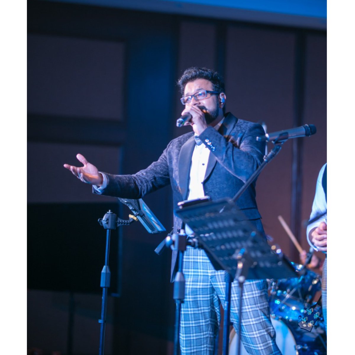 makkaband's tweet photo. Caught Candid! 🤩

An amazing gig last week for a @rotary_chennai ✨

@ranjithkg @RahulNOfficial @aalaapraju 
@SilverTreeOffl 

PC : Vinay 📸

#makkalive #makka https://t.co/CtfTbvE7Xr