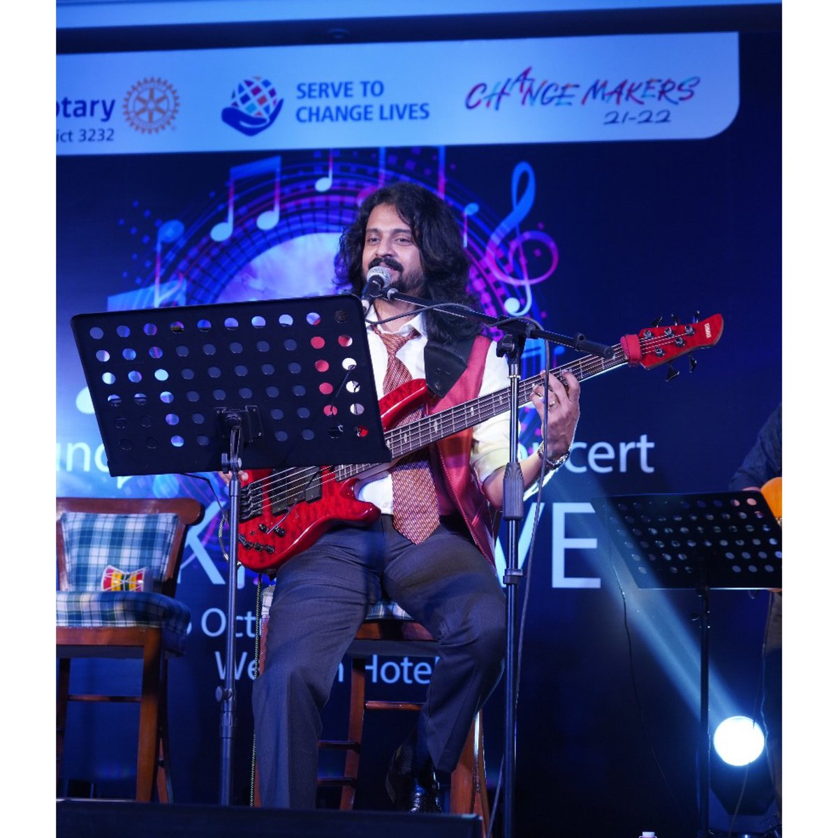 makkaband's tweet photo. Caught Candid! 🤩

An amazing gig last week for a @rotary_chennai ✨

@ranjithkg @RahulNOfficial @aalaapraju 
@SilverTreeOffl 

PC : Vinay 📸

#makkalive #makka https://t.co/CtfTbvE7Xr