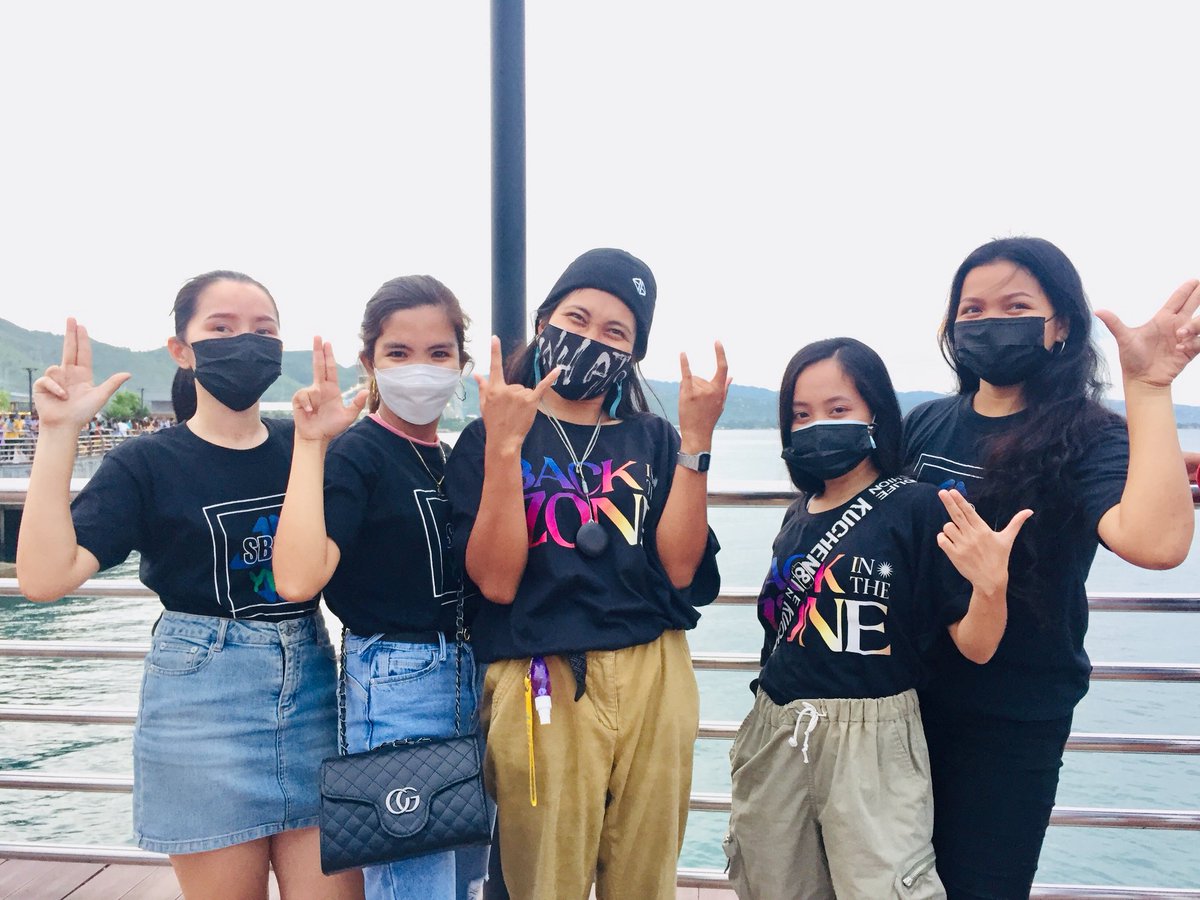 Iamkimmyqueen's tweet photo. From Strangers to Friends to Close Friends to Best Friends to Sisters by heart kaso lang nag-aagawan ng Bias🤣. Flexin'SB19 DD Flask and SB19 Merchandisers!Happy 3rd Anniv💙

STELLxJUSTIN TeaserPhoto
@SB19Official
#SB19BazingaMVTeaser
#SB19Anniv3rsary 

#RAWRAwards2021 #RAWRATIN https://t.co/T5flhZLAWl