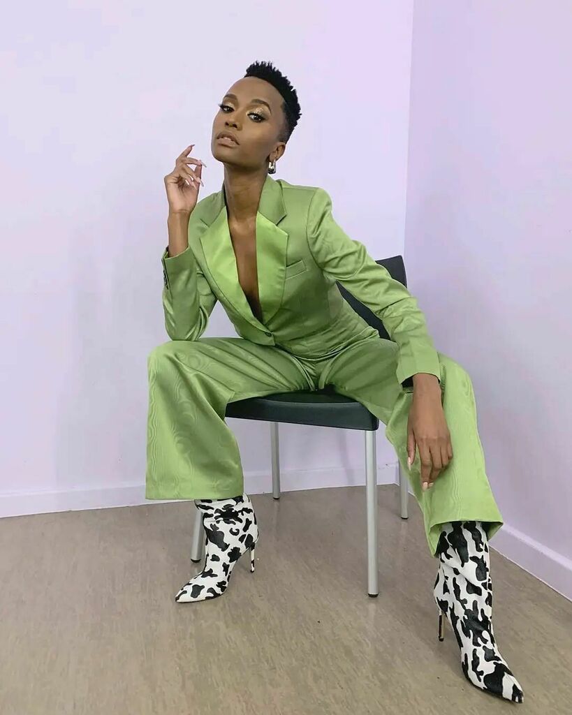 With the right accessories, you are sure to make a lasting impression!💚
#BellaStylista <a href="/zozitunzi/">Zozibini Tunzi</a> 

Fit: @naoserati
Styling: <a href="/thobekambane/">Maduna</a> 
Boots: @europaart

#BellaNaijastyle #SittingPretty instagr.am/p/CVfDVdNL23i/