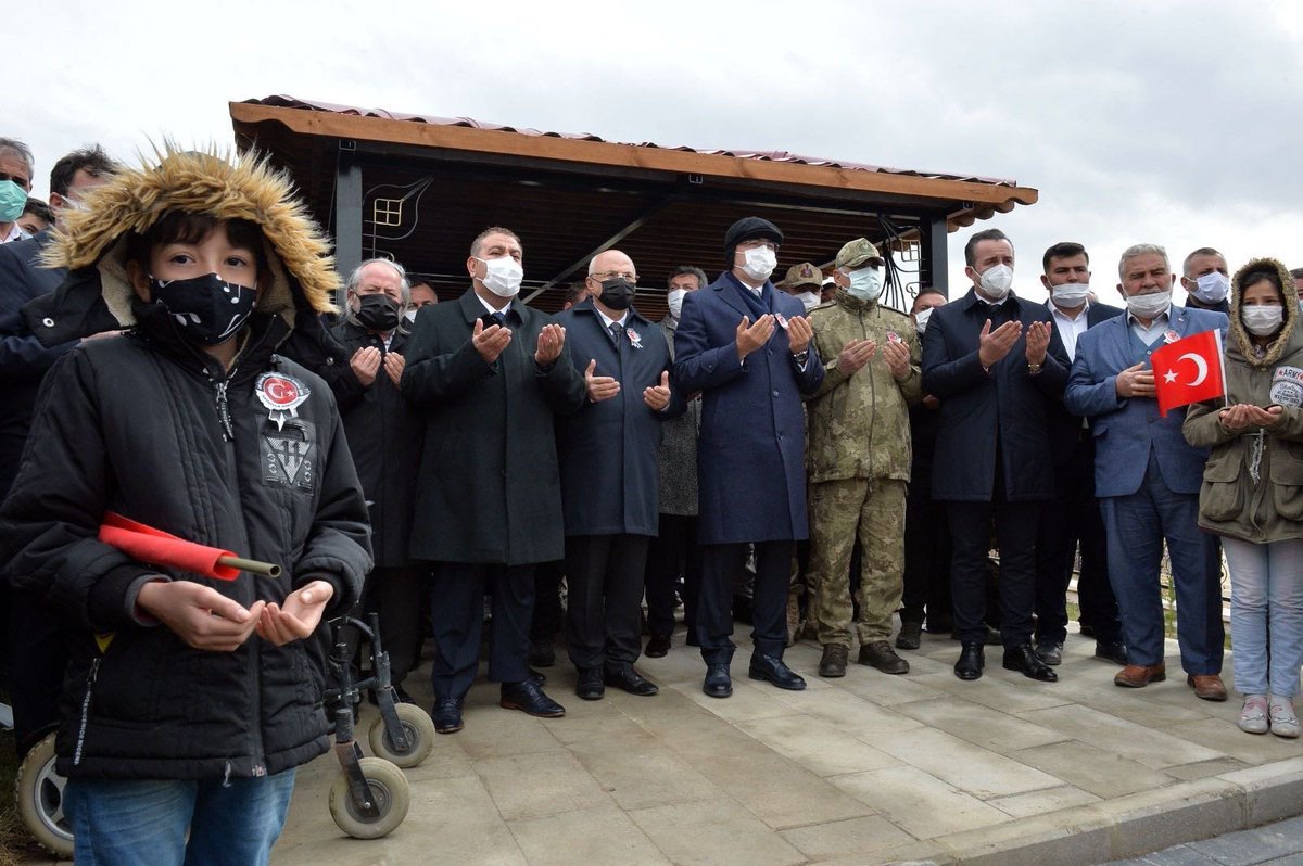tcsavunma's tweet photo. 28 yıl önce PKK’lı teröristler tarafından Erzurum'un Çat ilçesine bağlı Yavi Mahallesi'nde katledilen 5'i çocuk 33 sivil vatandaşımız, mezarları başında törenle anıldı. Şehitlerimize Allah’tan rahmet diliyoruz. Terör örgütü PKK tamamen yok oluncaya kadar mücadelemiz sürecek! https://t.co/qtwoAqCxH2