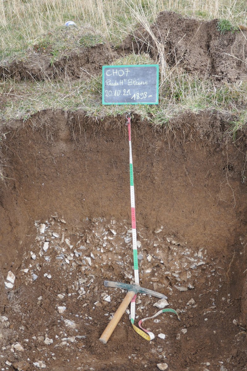 imbe_ppm's tweet photo. Direction la Haute Bléone et le plateau de Chourges avec Emma Gamba pour une campagne de prélèvements ⛏️ L’objectif est de réaliser un transect de fosses #pédologiques pour recueillir les #charbons contenus dans les #sols, témoins de la #vegetation passée
https://t.co/KrXa0evUWA https://t.co/RgQ09pipZC