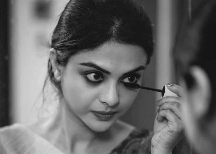 गहरे रंग से इश्क़ लाज़मी हैं,
चाहे वो काला काजल हो या कड़क चाय..