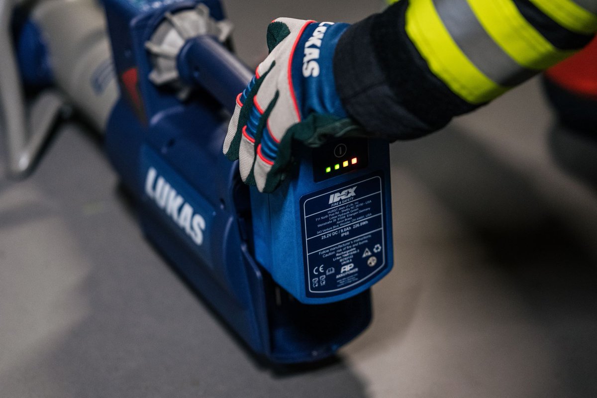 DynastartTools's tweet photo. POWER UNDER CONTROL - ZOUTWATER
Met de blauwe LUKAS e3-accu zijn reddingsoperaties in zoutwater geen probleem meer. Het zoutwaterpictogram licht op het dashboard op om te bevestigen dat er een zoutwater compatibele accu is geplaatst. #lukasrescue #teamblue #powerundercontrol https://t.co/giGWpylzIV
