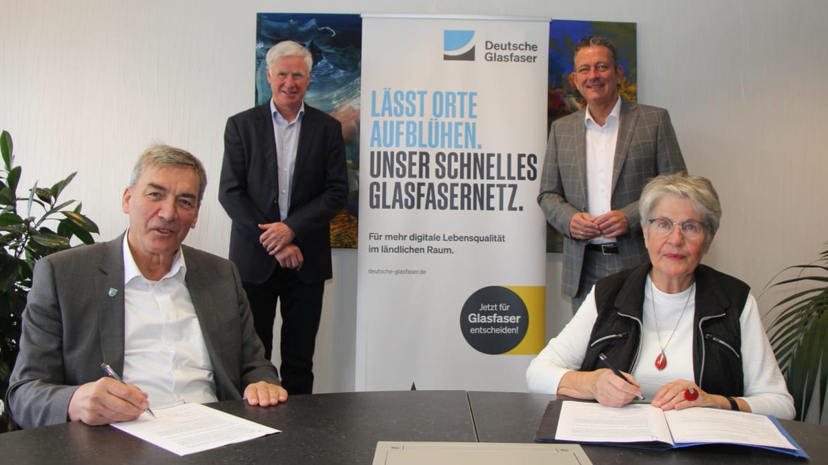 BREKOverband's tweet photo. Lichtgeschwindigkeit für den Landkreis Marburg-Biedenkopf: Die Kommunen #Lohra und #Stadtallendorf haben einen Kooperationsvertrag mit @DtGlasfaser unterzeichnet und damit eine wichtige Voraussetzung für den Glasfaserausbau in Ihren Gemeinden geschaffen. #Glasfaser #BREKObautaus https://t.co/qi2aTQKHuE