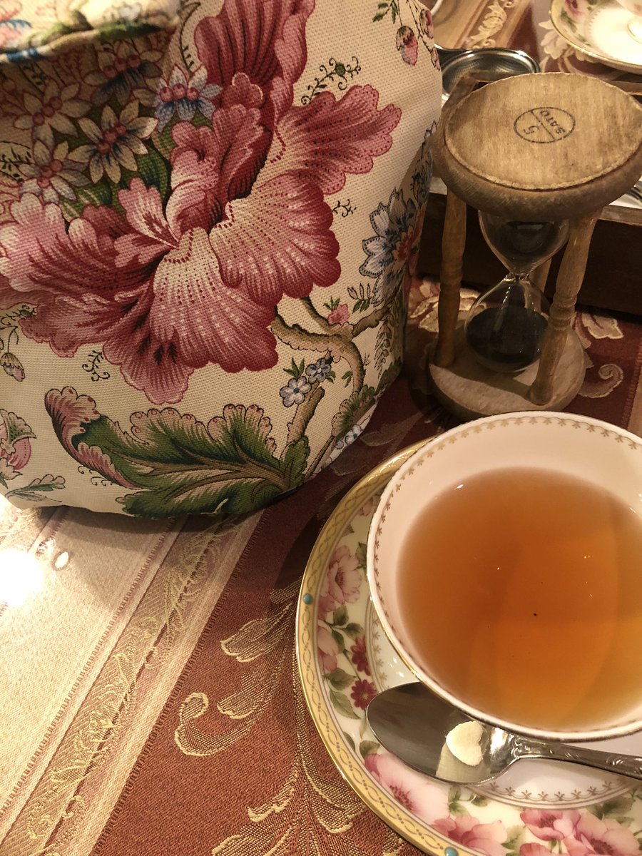 Dugong510's tweet photo. @aaa_hakaino ハカイノさん⭐️久々です🥰

クレープってサロン近くにあるクレープ屋さんですよね✨どっちか悩んで今が旬のモンブランを選択❤️
サロンのお紅茶がめちゃ美味しくってまた行きたくなるステキなお店でした❣️
このモンブランは片岡愛之助オススメらしいです🥰✨✨ https://t.co/yX5lrTqlFT