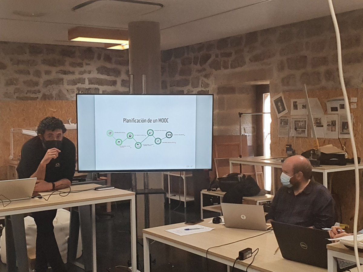 AlbScop's tweet photo. 1er jour de formation de planification d'un MOOC (Massive Open Online Course - nouveau type de cours en ligne) dans le cadre du projet européen #TRANSLANEKIN, projet visant à dynamiser la #mobilité professionnelle au sud et au nord des #Pyrénées. Cc @CTPPOCTEFA @CTPcooperation https://t.co/CYaUaGDV1p