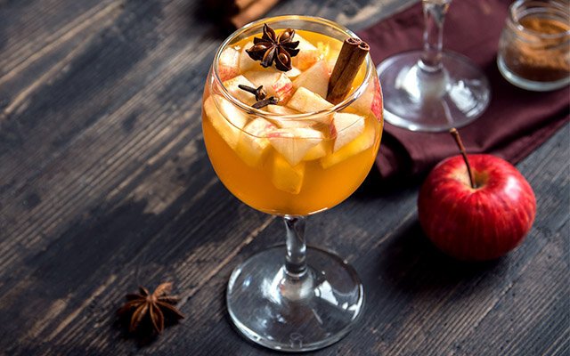 Spiced Apple Gin &amp; Tonic 🍎
𝟱𝟬𝗺𝗹 𝗞𝗼𝗻𝗴𝘀𝗴𝗮𝗮𝗿𝗱 𝗚𝗶𝗻 
𝟮𝟬𝗺𝗹 𝗙𝗿𝗲𝘀𝗵 𝗮𝗽𝗽𝗹𝗲 𝗷𝘂𝗶𝗰𝗲 
𝗧𝗼𝗻𝗶𝗰 𝘄𝗮𝘁𝗲𝗿, 𝘁𝗼 𝘁𝗼𝗽 
𝗙𝗿𝗲𝘀𝗵 𝗮𝗽𝗽𝗹𝗲 𝘀𝗹𝗶𝗰𝗲𝘀, 𝗰𝗶𝗻𝗻𝗮𝗺𝗼𝗻, 𝘀𝘁𝗮𝗿 𝗮𝗻𝗶𝘀𝗲, 𝗮𝗻𝗱 𝗰𝗹𝗼𝘃𝗲𝘀 𝘁𝗼 𝗴𝗮𝗿𝗻𝗶𝘀𝗵.
<a href="/craftginclub/">craftginclub</a>