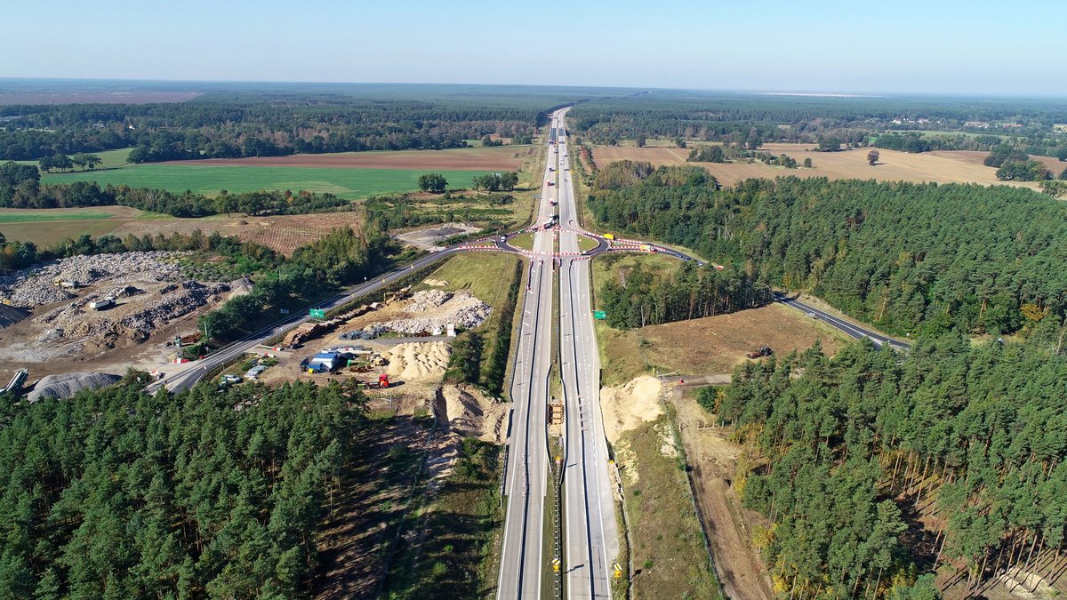 GDDKiA_ZG's tweet photo. Postęp prac na budowie #A18 odcinek 4 od granicy województwa do węzła #Golnice, o długości 21,5 km, wartość 258,7 mln zł. @GDDKiA @MI_GOV_PL #DK18 #PBDK https://t.co/QWXIB8G5on