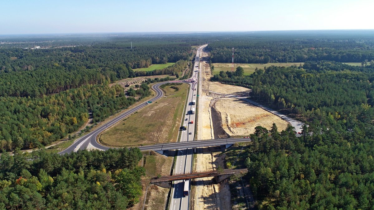 GDDKiA_ZG's tweet photo. Postęp prac na budowie #A18 odcinek 4 od granicy województwa do węzła #Golnice, o długości 21,5 km, wartość 258,7 mln zł. @GDDKiA @MI_GOV_PL #DK18 #PBDK https://t.co/QWXIB8G5on
