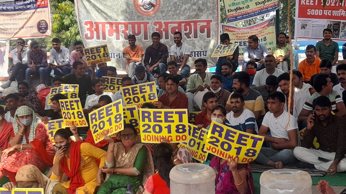 jaimahakaljii's tweet photo. @ashokgehlot51 10 महिनो से चयनित बेरोजगार तडप रहे हैं 16 जुलाई से धरने पे बैठे हैं पर उनकी पीड़ा सुनने वाला कोई नहीं,जननायक जी तक आवाज पंहुचा दो
 @ashokgehlot51 @GovindDotasra  @rpbreakingnews  #REET2018_JOINING_DO #REET2018_धरनाप्रदर्शन_बीकानेर
@RajCMO 

  https://t.co/CMRbFMASVS