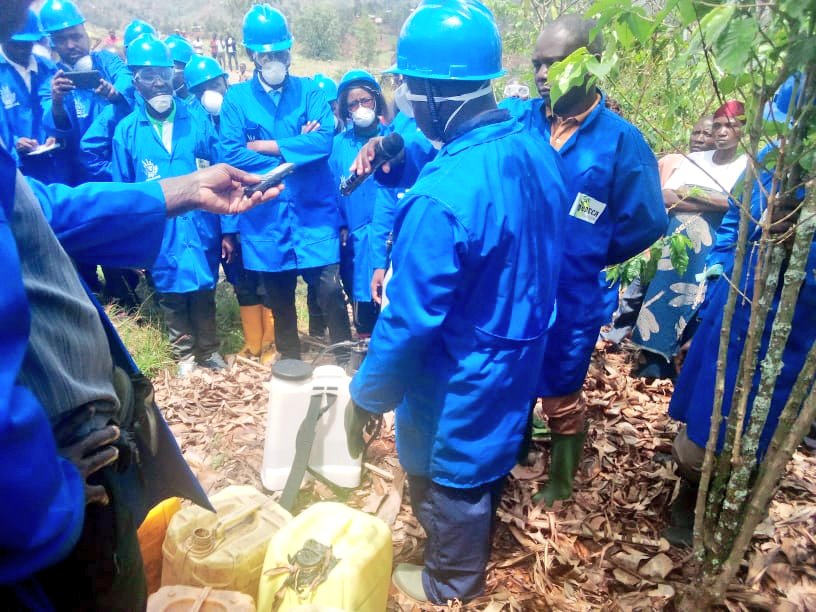 ABPInfos's tweet photo. #Burundi Lancement de la campagne de pulvérisation, de fertilisation et de plantation de nouveaux caféiers pour l'année 2021- 2022. Le secrétaire permanent au @BMineagrie #Emmanuel_Ndorimana
 Les activités se déroulent à la colline #Mugutu, zone #Gitaba commune &amp; @makambaProvince https://t.co/VRKXpwIUUv