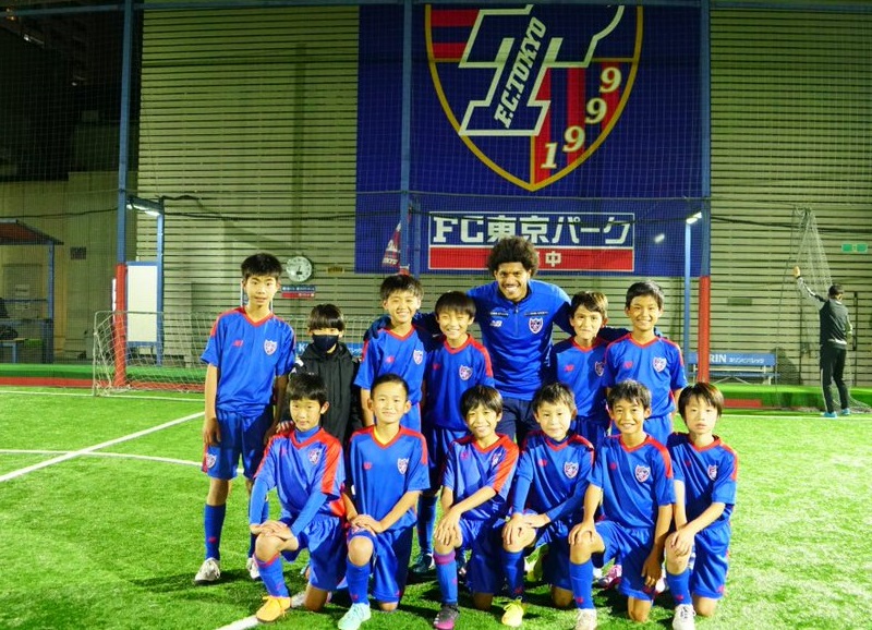 Fc東京パーク府中 レアンドロ選手来場 府中スクールアドバンスクラスの子ども達と一緒にプレーしてくれました Jリーグでも魅せるドリブルやテクニックを披露してくれて スクール生との連携からのゴールもあり 子ども達にとって宝物となる時間に Fc東京パーク府中 レアンドロ選手来場 府中スクールアドバンスクラスの子ども達と一緒にプレーしてくれました Jリーグでも魅せるドリブルやテクニックを披露してくれて スクール生との連携からのゴールもあり 子ども達にとって宝物となる時間に