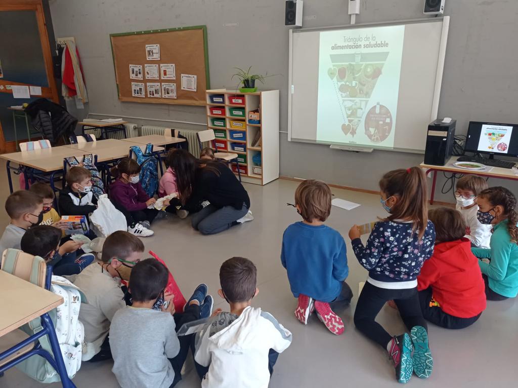 ajmorella's tweet photo. 🍅🥗  Jornades d'alimentació saludable a l'escola que tenen lloc a partir d'avui al CEIP Mare de Déu de Vallivana a #Morella https://t.co/4qX2uzH6sX