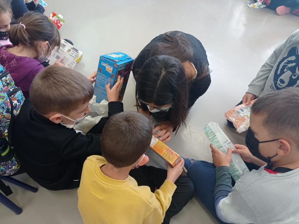 ajmorella's tweet photo. 🍅🥗  Jornades d'alimentació saludable a l'escola que tenen lloc a partir d'avui al CEIP Mare de Déu de Vallivana a #Morella https://t.co/4qX2uzH6sX
