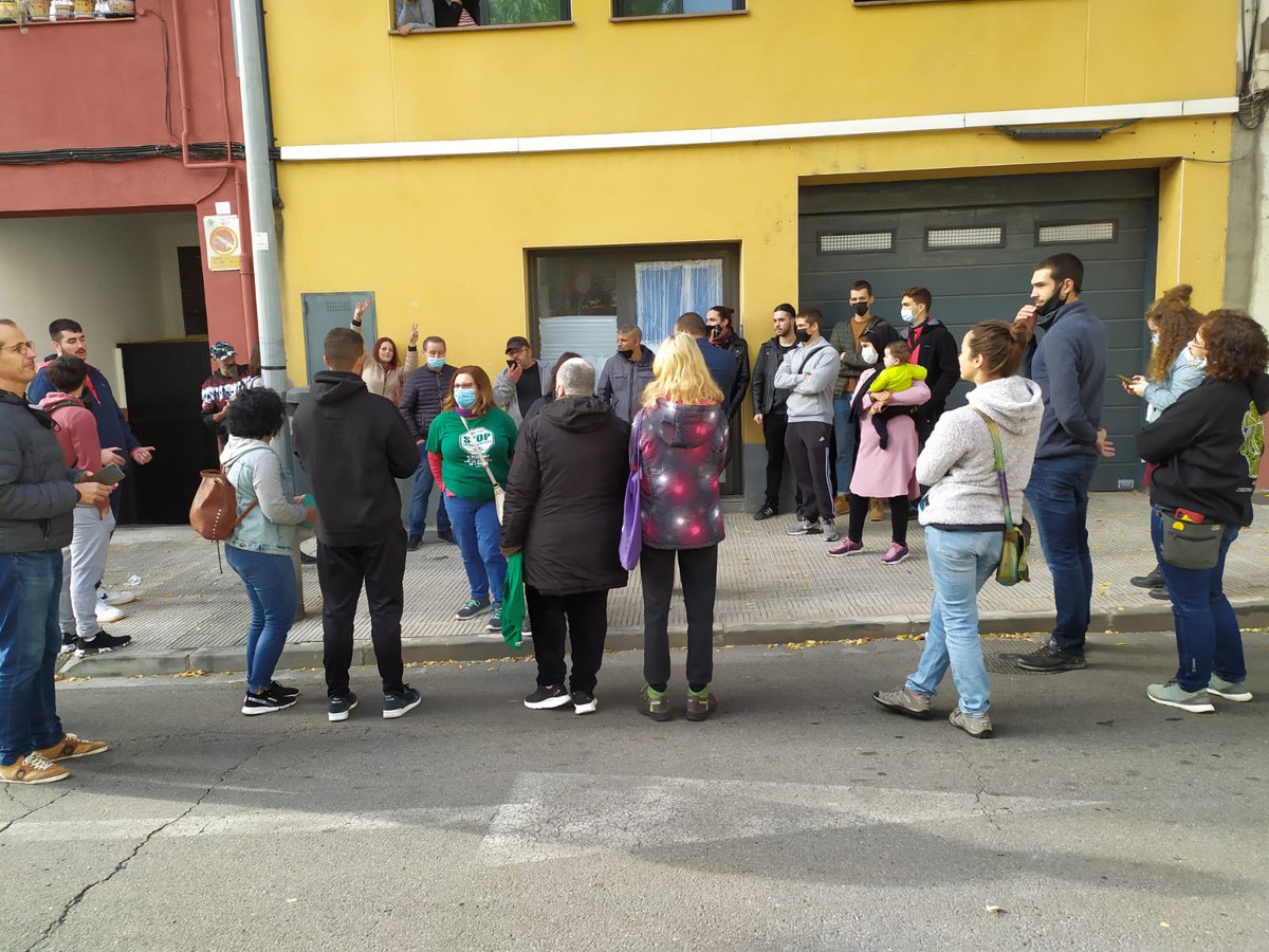 AnoiaPAH's tweet photo. DESNONAMENT ATURAT! Moltíssimes gràcies a tots i totes les que heu vingut a la porta! Venien a desnonar una família, però han trobat desenes de persones que ho han evitat. De moment, l'han ajornat fins el 16 nov. Pressionarem per aconseguir lloguer abans! #NoHanPassat #EnsQuedem https://t.co/WG9s4l1kVL