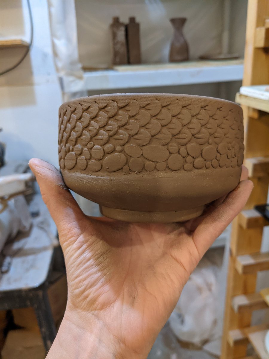 gertrudkrumpf's tweet photo. Just a very nice bowl. #pottery #ceramics #dragonhide #breakfast #homemade #cereal #ArtistOnTwitter #sagerocky #carvingsbygandzpottery #onetsy https://t.co/tYaJnhH6Fe